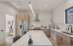 4 bedrooms - Stylish Getaway -columbus-3 Bedroom Masterpiece (Columbus)