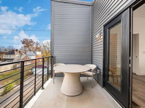 Work Of Art -3 Bedroom Elegant Townhome-columbus