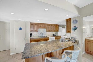 Condo, várias camas (Sugar Beach 341) | Cozinha privada | Fogão, torradeira