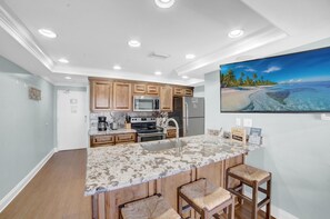 Appart'hôtel, 1 grand lit et 1 canapé-lit (Sugar Beach 348) | Cuisine privée | Four, grille-pain