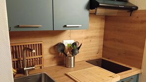 A compact kitchen with a sink, a cutting board, and a small cabinet. - Rental La Mongie Tourmalet at the foot of the slopes studio sleeps 5 (Bagnères-de-Bigorre)