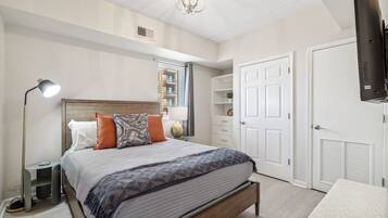 1 bedroom, iron/ironing board, free WiFi, bed sheets