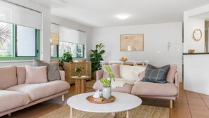 TV - Apartment 2 Surfside. Combining an amazing beachside location, just 500m from town (Byron Bay)