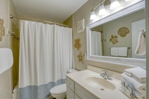 Condo, Multiple Beds (The Breakers 44) | Bathroom
