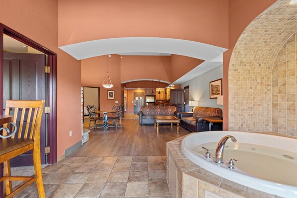 Interior - Riverside Retreat, Luxury 14 ft ceiling, Ground fl (Wisconsin Dells)