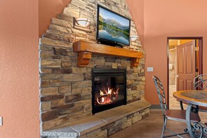 Dining - Riverside Retreat, Luxury 14 ft ceiling, Ground fl (Wisconsin Dells)