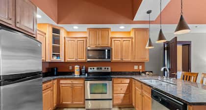 Riverside Retreat, Luxury 14 ft ceiling, Ground fl