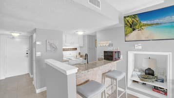 Condo, 1 King Bed with Sofa bed (Sugar Beach 356) | Interior