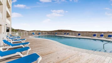 Appart'hÎtel, 1 trÚs grand lit et 1 canapé-lit (Sugar Beach 356) | Piscine