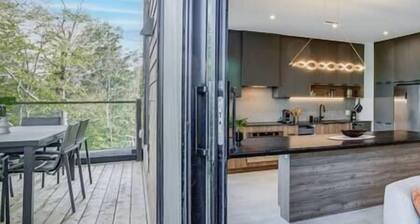 Penthouse at the foot of Mont Orford! Spas & Pool