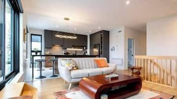 TV, fireplace, ping pong