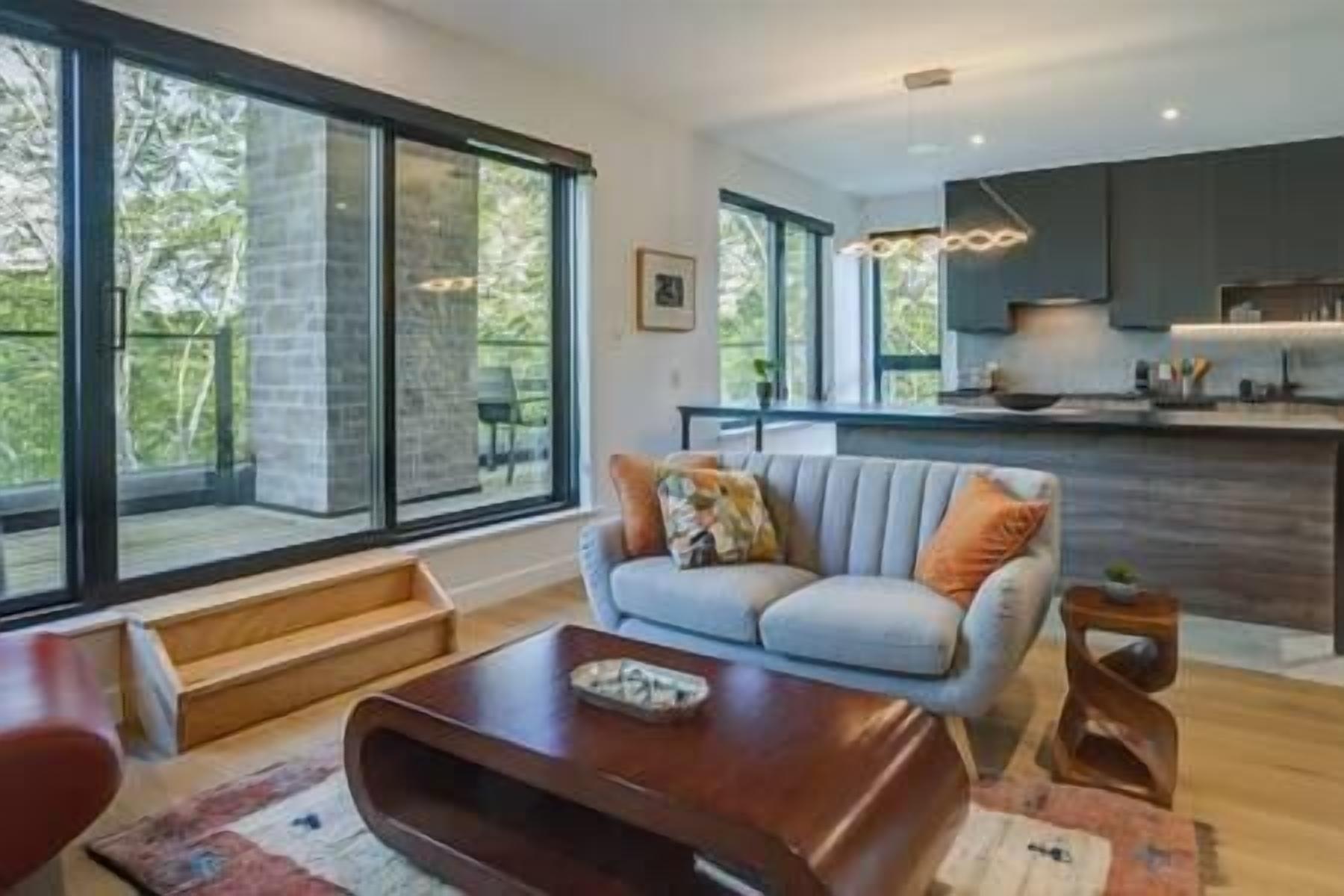 TV, lareira, mesa de pingue-pongue