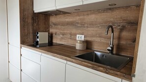 Réfrigérateur, plaque de cuisson, lave-vaisselle, grille-pain