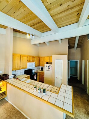 Microondas, horno, placa de cocina, lavavajillas