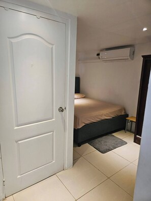 1 habitación, tabla de planchar con plancha, wifi gratis y ropa de cama 