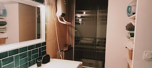 Douche, sèche-cheveux, serviettes fournies, savon