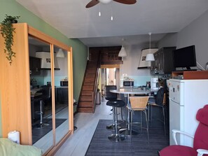 Kühlschrank, Mikrowelle, Ofen, Herdplatte