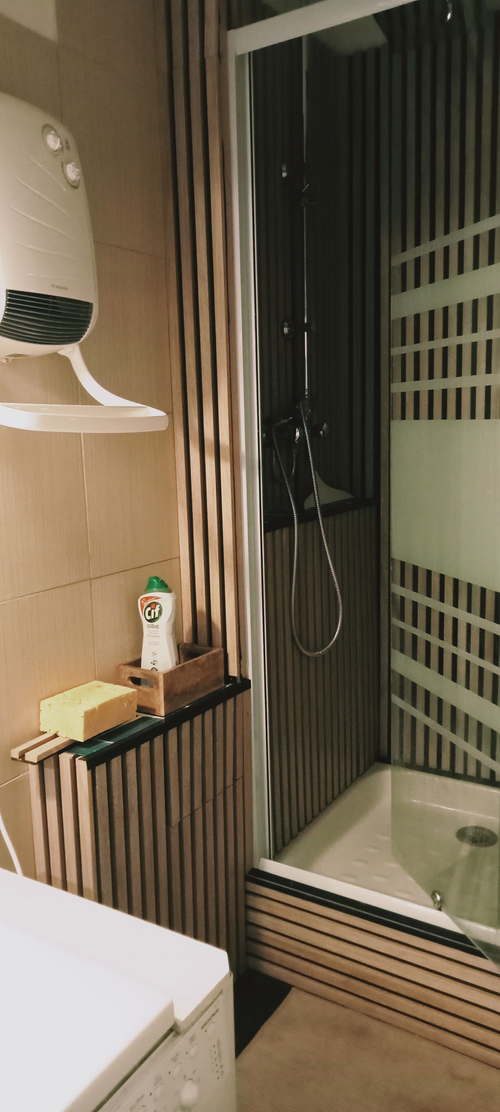 Douche, séchoir à cheveux, serviettes fournies, savon