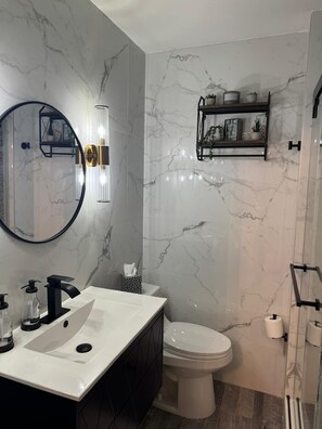 Toallas, jabón, papel de baño