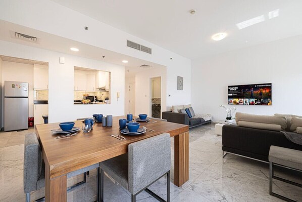 Un espacio moderno para vivir con comedor, cocina y sofá.