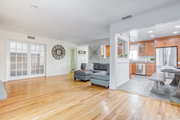 Smart-tv, een open haard en boeken