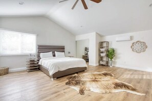 4 habitaciones, tabla de planchar con plancha y cuna de viaje