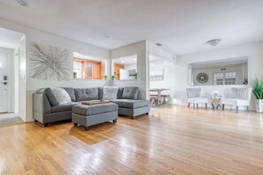 Smart TV, chimenea, libros