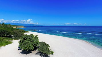 Plage, chaises longues, serviettes de plage