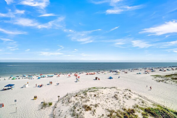 Condo, Plusieurs lits (Gulf House 401) | Plage | Sur la plage
