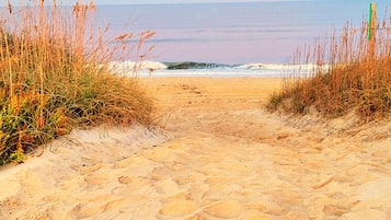 Playa en los alrededores, camastros y toallas de playa