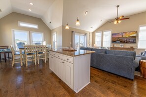 Smart TV, table tennis - Ocean Views-Heated Pool-Hot Tub-2 King Suites-Backyard Game Area-Fire Pit (Kill Devil Hills)