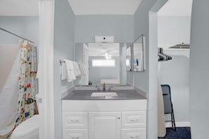 Condo, 1 King Bed with Sofa bed (Sugar Beach 355) | Bathroom