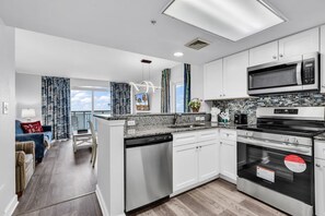 Réfrigérateur, micro-ondes, four, plaque de cuisson