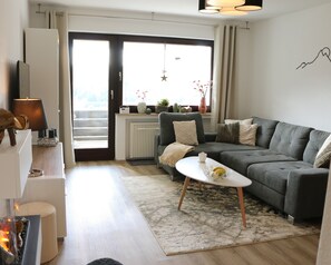 Smart TV, chimenea, videojuegos y libros