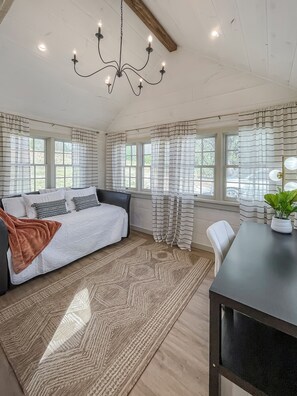 3 bedrooms, desk, iron/ironing board, WiFi - The Green Mountain-Newly Build Cabin with AC, WiFi in Greeneville-Family-Pets (Greeneville)
