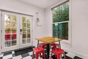 Dining - NEW ~ Walk to Lake ~ AC ~ Coffee Heaven ~ Fam Friendly (Seattle)