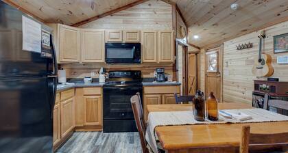 Cozy Mountain Cabin near Red River Gorge, Hollerwood and more! Pet Friendly