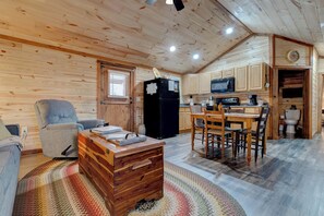 Interior - Cozy Mountain Cabin near Red River Gorge, Hollerwood and more! Pet Friendly (Stanton)