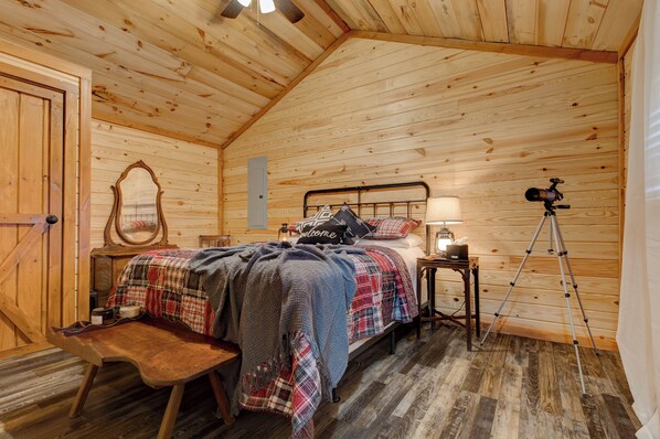 1 bedroom, bed sheets - Cozy Mountain Cabin near Red River Gorge, Hollerwood and more! Pet Friendly (Stanton)