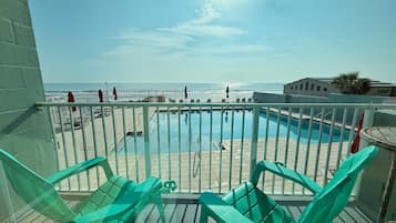 Una piscina al aire libre, una piscina climatizada