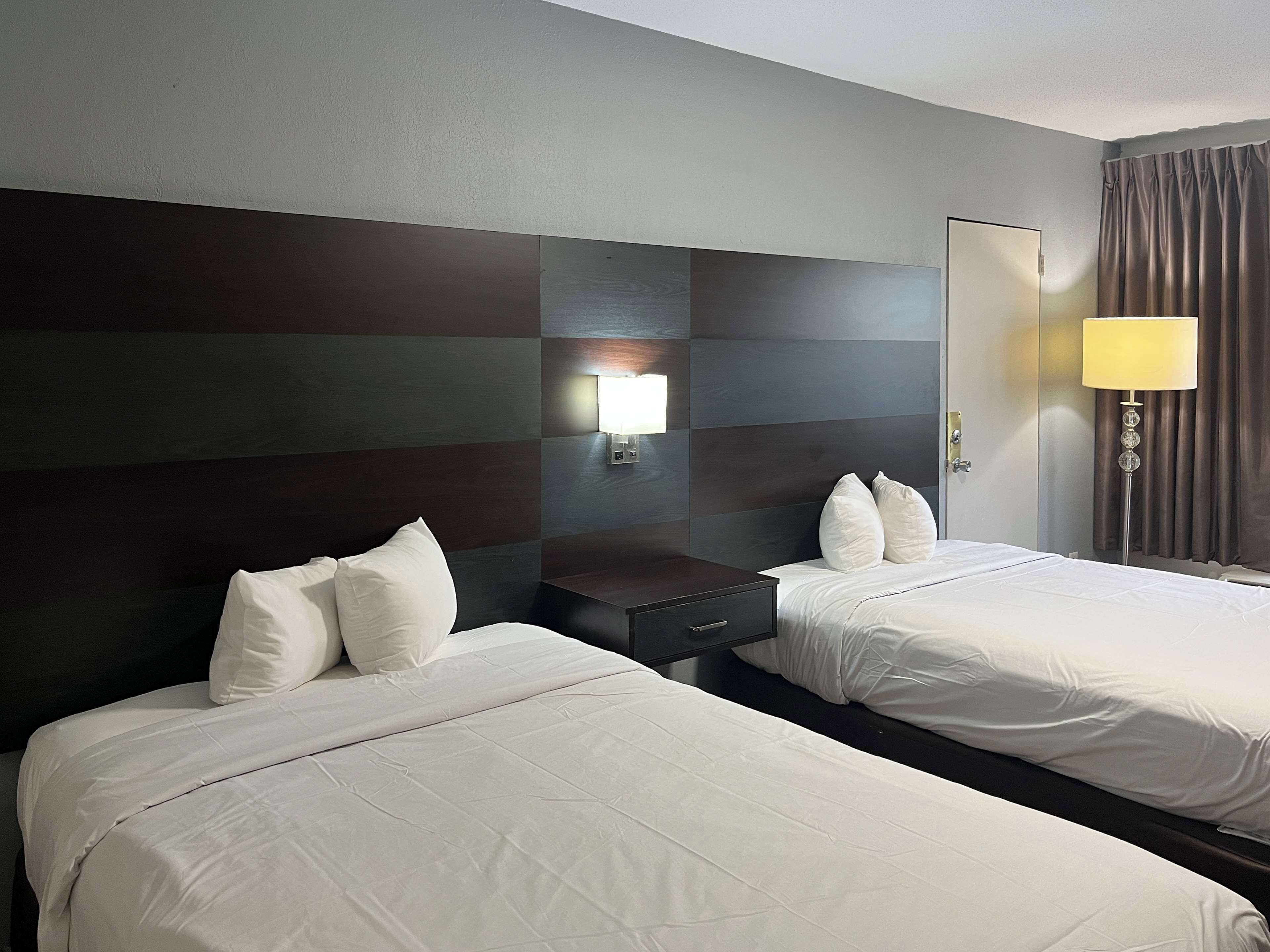 Escritorio, tabla de planchar con plancha, wifi gratis y ropa de cama