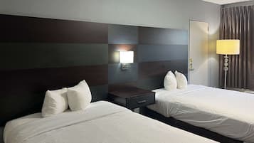 Escritorio, tabla de planchar con plancha, wifi gratis y ropa de cama