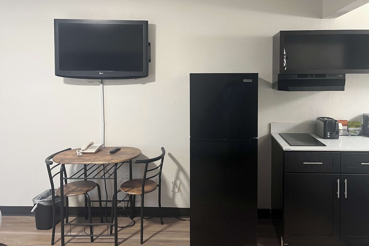 Fridge, microwave, stovetop