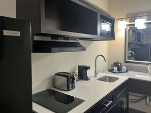 Escritorio, tabla de planchar con plancha, wifi gratis y ropa de cama