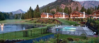 Charming 2-bedroom resort in Leavenworth with AC, WiFi during holiday season