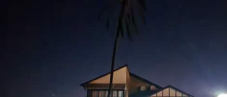 Façade de l’hébergement - soirée/nuit