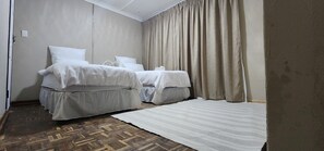 Chambre Confort avec lits jumeaux | Fer et planche à repasser, Wi-Fi gratuit