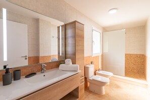 Shower, hair dryer, towels - Bonaire Solar 200 for 6 persons with pool and wifi (Alcúdia)