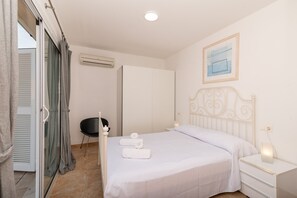 3 chambres, coffres-forts dans les chambres, fer et planche à repasser