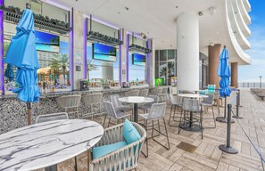 Bar (on property) - Beachside Bliss: A Stylish Miami Apartment Steps from the Sand (Hollywood)